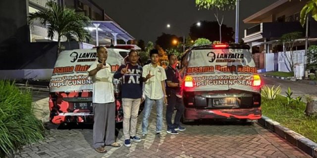 Lanyalla Academia Distribusikan Bantuan Sosial Korban Erupsi Gunung Semeru