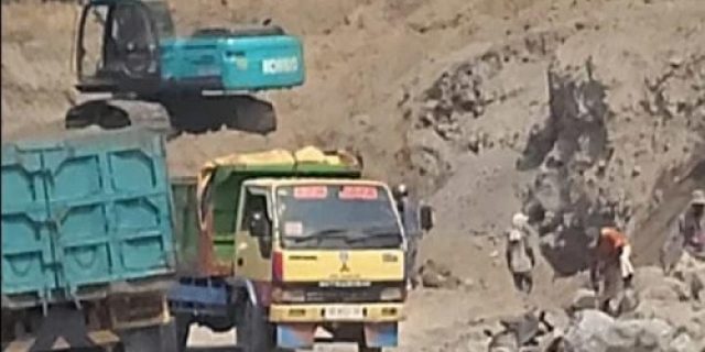 Tambang Diduga Tak Berijin di Kediri Lancar Beraktifitas, APH Setempat Tutup Mata Tambang Diduga Tak Berijin di Kediri Lancar Beraktifitas, APH Setempat Tutup Mata
