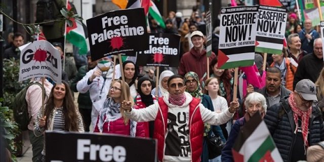 Ribuan orang berunjuk rasa di London untuk menyerukan gencatan senjata segera di Gaza
