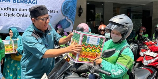 100 Wanita Ojek Online Terima Berkah Ramadhan dari RRI, DDI dan Yayasan Medisku