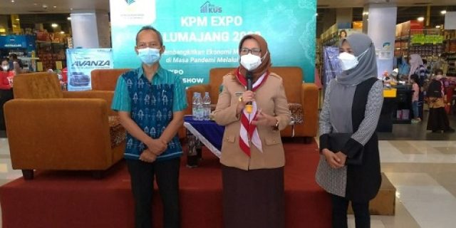 Bunda Indah Masdar Berterima Kasih Kepada ITS Dalam Kegiatan ProKUS Lumajang Bunda Indah Masdar Berterima Kasih Kepada ITS Dalam Kegiatan ProKUS Lumajang