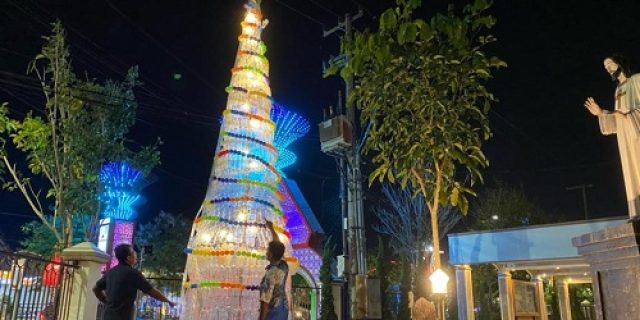 Keren ! Umat Gereja Santo Cornelius Madiun Sulap Botol Plastik Bekas Menjadi Pohon Natal Estetik