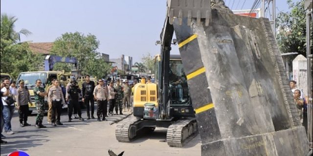 Mengganggu Pelebaran Jalan Nasional Di Madiun, Dua Tugu Silat Dibongkar Mengganggu Pelebaran Jalan Nasional Di Madiun, Dua Tugu Silat Dibongkar