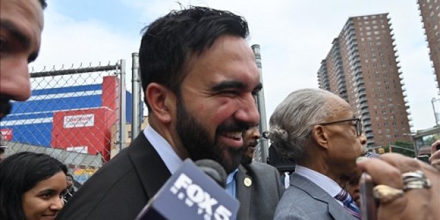 Trump menyebut Zohran Mamdani, calon Walikota New York, sebagai “100% Komunis Gila Trump menyebut Zohran Mamdani, calon Walikota New York, sebagai “100% Komunis Gila