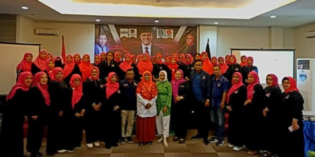 Ratusan Mama-mama di Maluku Deklarasi Dukung Pasangan Anies-Muhaimin di Pilpres 2024 Ratusan Mama-mama di Maluku Deklarasi Dukung Pasangan Anies-Muhaimin di Pilpres 2024