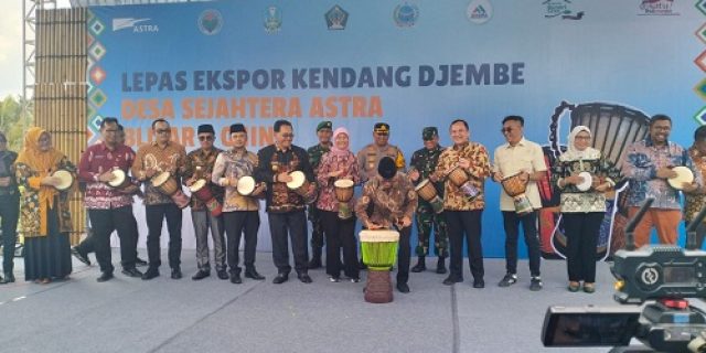 Kunjungi Kabupaten Blitar, Mendes PDT Lepas Ekspor Kendang Djembe ke China Kunjungi Kabupaten Blitar, Mendes PDT Lepas Ekspor Kendang Djembe ke China