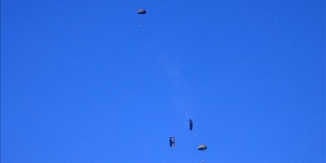 Mesir mengirimkan bantuan baru ke Gaza utara lewat udara