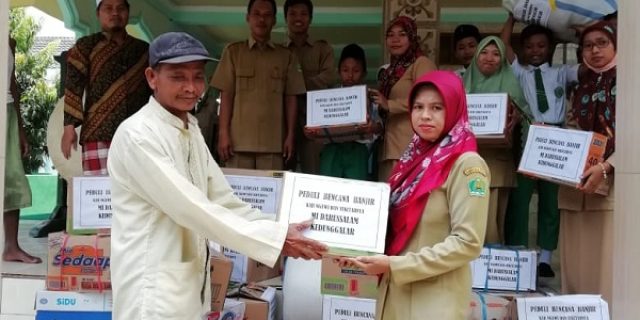 MI Darussalam Kedunggalar Salurkan Bantuan Sosial Untuk Korban Banjir