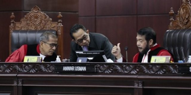 Anwar Usman Diberhentikan dari Ketua, Saldi Isra Pimpin MK Anwar Usman Diberhentikan dari Ketua, Saldi Isra Pimpin MK