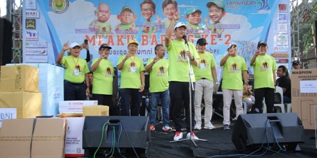 Ribuan Peserta Jalan Bareng KAUJE Digoyang Lagu Karmila oleh Bupati YES Ribuan Peserta Jalan Bareng KAUJE Digoyang Lagu Karmila oleh Bupati YES