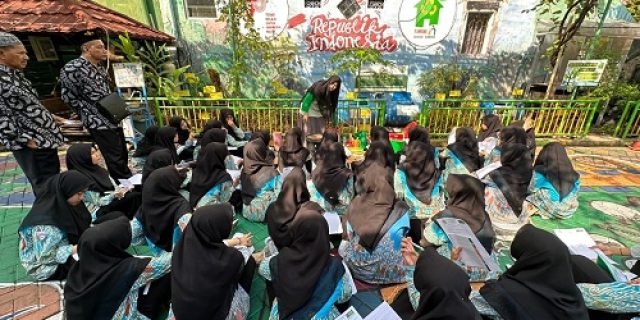 Santri MTS Manbaul Hikam Sidoarjo Kunjungi Kampung Edukasi Sampah untuk Tingkatkan Kesadaran Lingkungan Santri MTS Manbaul Hikam Sidoarjo Kunjungi Kampung Edukasi Sampah untuk Tingkatkan Kesadaran Lingkungan