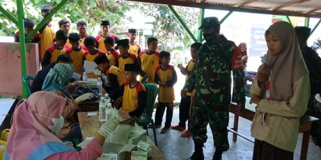 Timbulkan Keberanian Kepada Siswa SMP Untuk Vaksin, Babinsa Tlanakan Berikan Pendampingan
