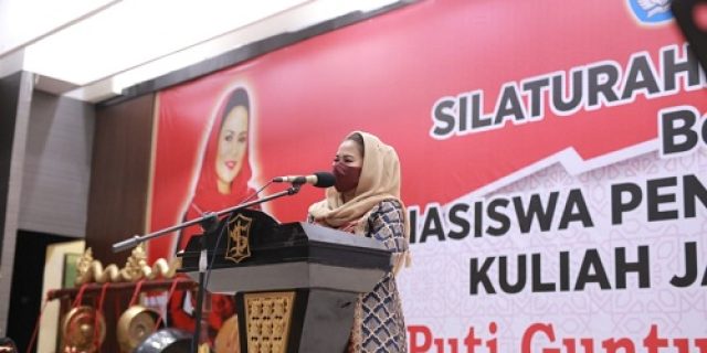 Puti Guntur silaturahmi kebangsaan dg 450 mahasiswa, Jesica : terima kasih ibu Puti telah memperjuangkan kami