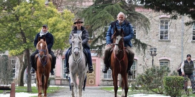 3 Orang ​​Muslim Spanyol memulai ziarah berkuda melewati Istanbul menuju Mekkah