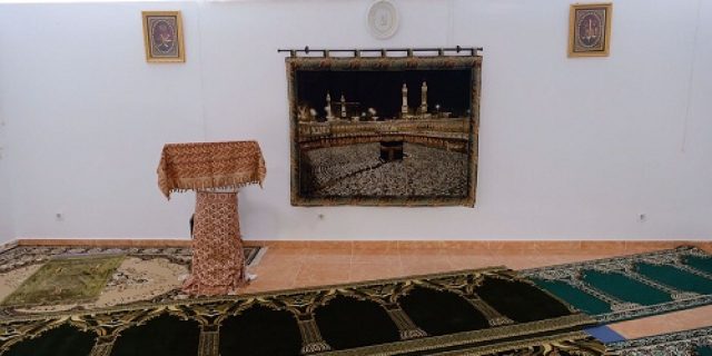 Di Beranda Istana Alhambra (10 – Menjadi Khatib dan Imam)