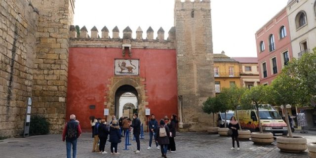 Di Beranda Istana Alhambra (13 – Tertegun di Depan Gerbang Benteng Alcazar Sevilla)