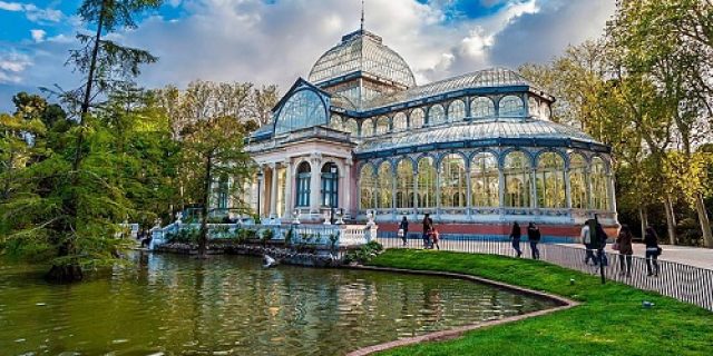 Di Beranda Istana Alhambra (7 – Santai di Buen Retiro Park)
