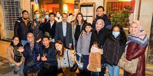Dubes Dan Rombongan KBRI Disambut Mahasiswa di Barcelona