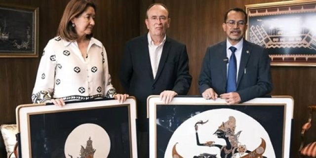 Batik Menjadi Pengikat Hati Warga Spanyol dengan Indonesia Batik Menjadi Pengikat Hati Warga Spanyol dengan Indonesia