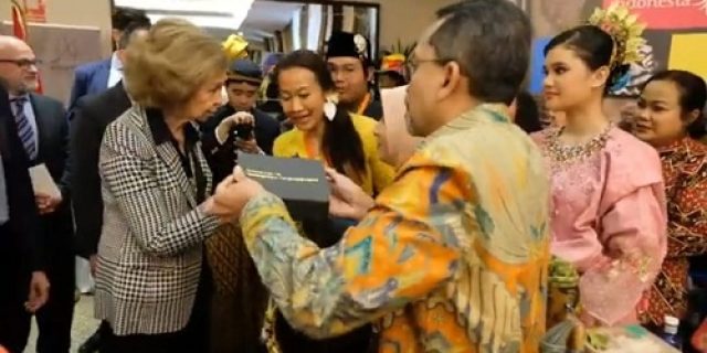 Stan Indonesia di Bazaar Diplomatik Solidaritas Ramai Dikunjungi Warga Madrid-Spanyol