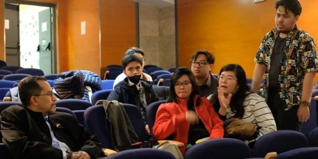 Menyaksikan Mahasiswa Indonesia Mengikuti Lomba Debat Internasional Menyaksikan Mahasiswa Indonesia Mengikuti Lomba Debat Internasional