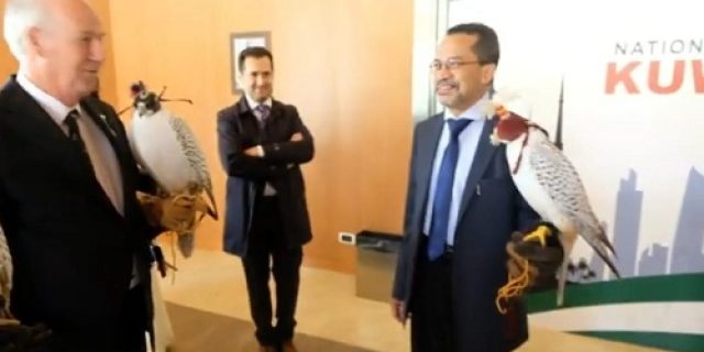 Memegang Burung Elang Seharga Rp 1 Milyar Memegang Burung Elang Seharga Rp 1 Milyar