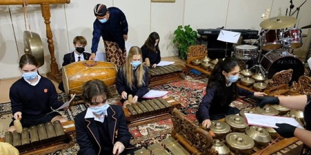 Menerima Kunjungan Siswa Bule Untuk Belajar Gamelan
