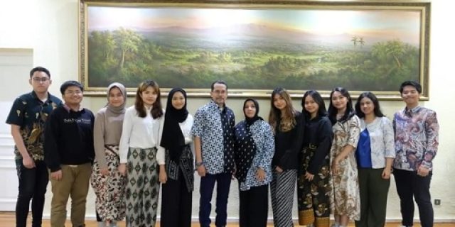 Melepas Mahasiswa Kembali ke Tanah Air