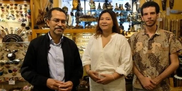 Bule Spanyol Menyukai Barang Indonesia dan Mencintai Gadis Indonesia