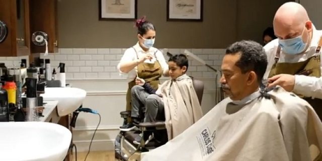 Ngintip Pak Dubes Potong Rambut Bareng Anak Bungsunya