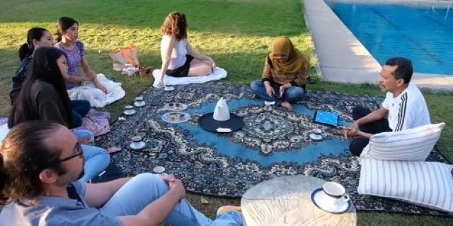 Lesehan Minum Teh Tarik Di Halaman Wisma Duta Madrid