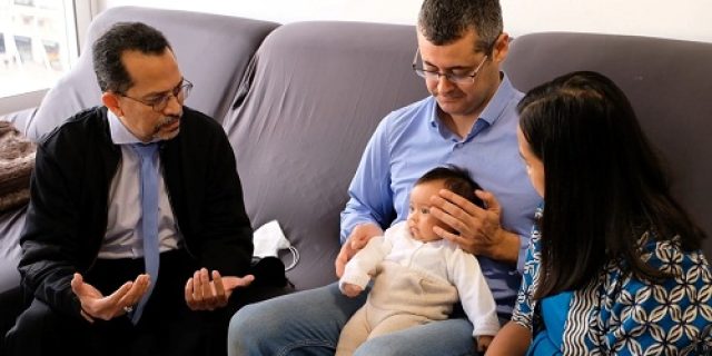 Kunjungi Cucu Blasteran, Jemput Bola Layani Warga di Barcelona Kunjungi Cucu Blasteran, Jemput Bola Layani Warga di Barcelona