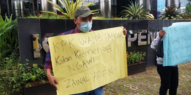 Aksi mahasiswa didepan KPK : KPK Wajib Panggil Kakan Kemenag Ngawi Zaenal Arifin Aksi mahasiswa didepan KPK : KPK Wajib Panggil Kakan Kemenag Ngawi Zaenal Arifin
