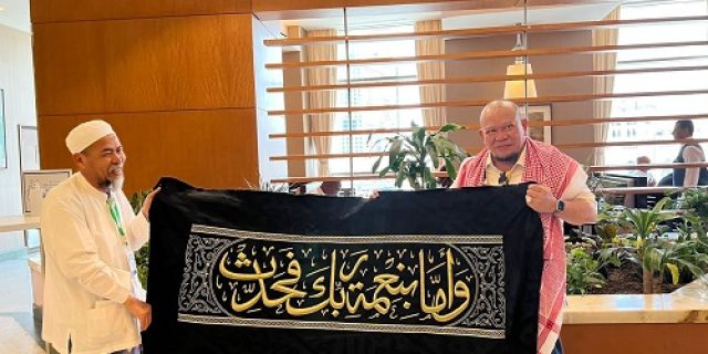 Bertemu Gus Najih Maimoen, Ketua DPD RI Diberi Kaligrafi