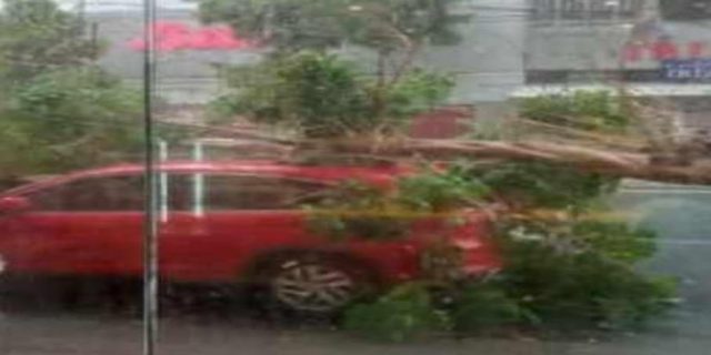 Hujan Es dan Angin Kencang Landa Ngawi, Banyak Bangunan Roboh
