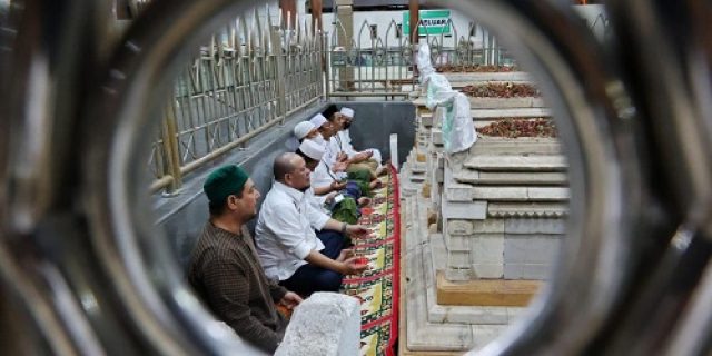 Kisah Perjalanan Spiritual LaNyalla di Masjid Sunan Giri