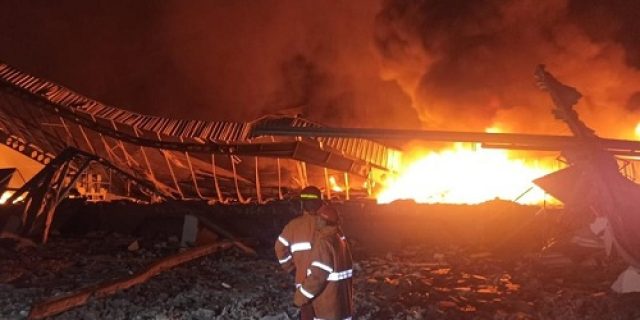 Pabrik Sepatu di Ngawi Terbakar Pabrik Sepatu di Ngawi Terbakar