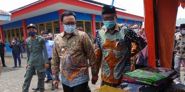 Bupati Baddrut Tamam, Resmikan Sentra Batik Tulis Pamekasan di Desa Klampar Bupati Baddrut Tamam, Resmikan Sentra Batik Tulis Pamekasan di Desa Klampar