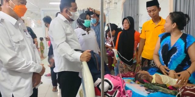 Bupati Sumenep dan Sekda, Kunjungi Pasien Usai Plafon Ruang Rawat Inap RSUD dr. H. Moh. Anwar Ambruk