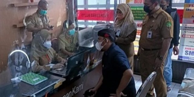 Pastikan Layanan Aplikasi HomPIMPA, Bupati Sumenep Kunjungi Puskesmas