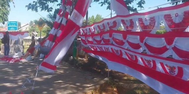 Momen HUT RI, Keberkahan Pedagang Bendera dan Umbul-Umbul