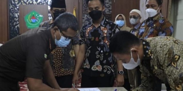 Bangun Pemerintahan Bersih, Pemkab dan Kejari Pamekasan Teken MoU Bangun Pemerintahan Bersih, Pemkab dan Kejari Pamekasan Teken MoU