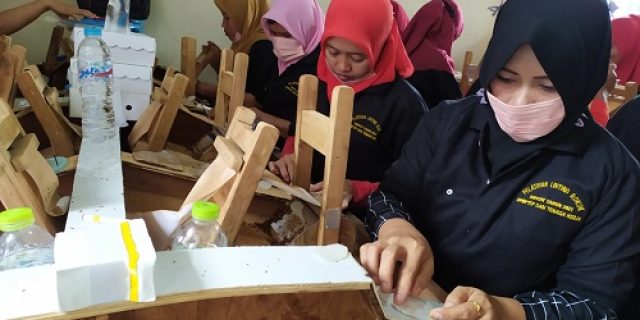 Peserta Pelatihan Linting Rokok, Direkrut Menjadi Karyawan Perusahaan Ditempatnya Dilatih