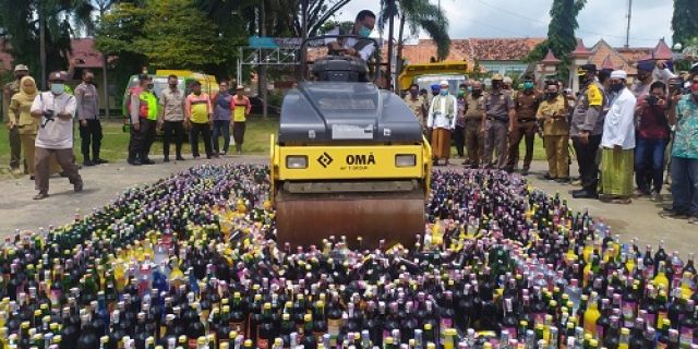 Ribuan Miras Hasil Operasi Tahun 2020 di Musnahkan