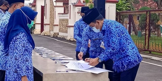 Dihadapan Bupati Pamekasan, Kepala OPD Tanda Tangani Kontrak Kinerja