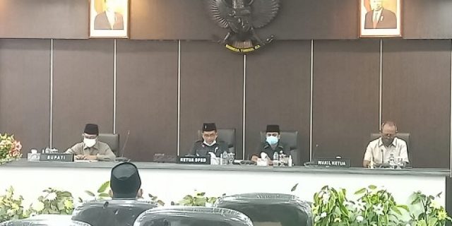Paripurna Penjelasan Bupati Mengenai Raperda Tentang Perubahan APBD TA 2021 Kabupaten Pamekasan Paripurna Penjelasan Bupati Mengenai Raperda Tentang Perubahan APBD TA 2021 Kabupaten Pamekasan