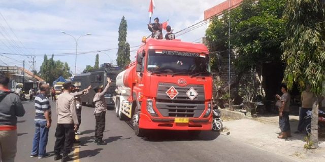 Mobil Tangki Pertamina Diblokade,Mahasiswa Sampaikan Orasi Penolakan Kenaikan Harga BBM Bersubsidi Mobil Tangki Pertamina Diblokade,Mahasiswa Sampaikan Orasi Penolakan Kenaikan Harga BBM Bersubsidi