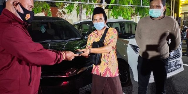 Propam Kembalikan Sisa 3 Unit Mobil Rental Yang Digelapkan Oknum Anggota Polres Pamekasan