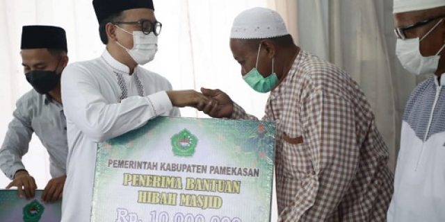 Bupati Pamekasan Mas Tamam, Serahkan Bantuan Dana Hibah Untuk Masjid dan Musholla