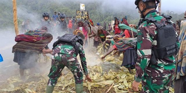 Peringati HUT Kemerdekaan RI, Satgas Yonif PR 433/JS Ajak Masyarakat Distrik Dal Rayakan Dengan Cara Adat Khas Papua Pegunungan “Bakar Batu” Peringati HUT Kemerdekaan RI, Satgas Yonif PR 433/JS Ajak Masyarakat Distrik Dal Rayakan Dengan Cara Adat Khas Papua Pegunungan “Bakar Batu”